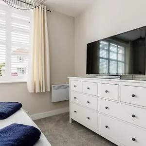 Modern 2 Bed, Cliff & Parking, F6 Apartment
