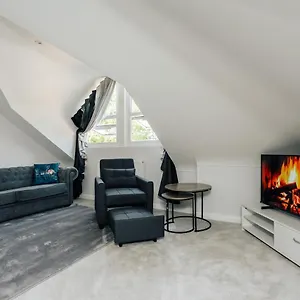 Luxury Sleeps 7 Guests With Free Parking And Netflix Apartment