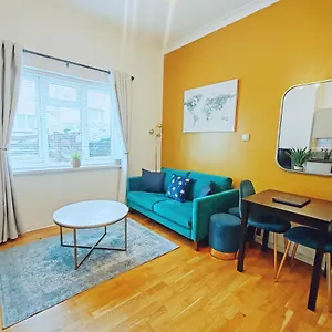 Bright And Stylish 2 Bedroom Town Centre Sleeps 5 Free Parking Apartment