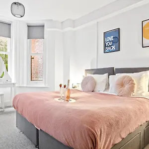 Family Retreat Stylish Apartment, Sleeps 6, 7 Minute Walk To Parking Wifi Kitchen And Washer Apartment