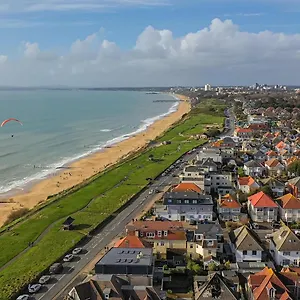 Stunning Bright Two Bedroom In Southbourne Apartment